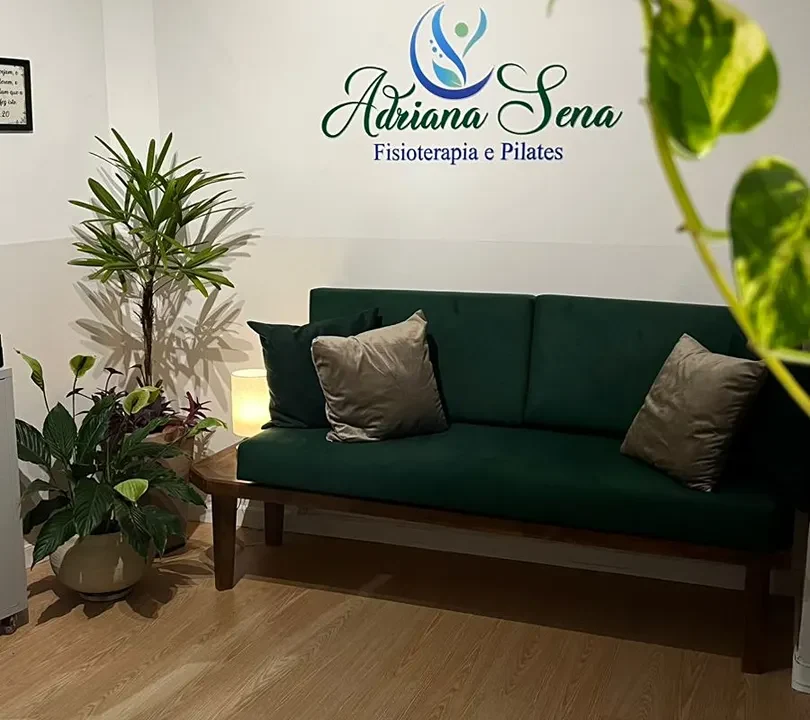 Recepção do Studio Connect com sofá verde